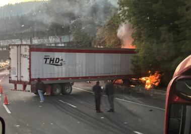 Tráiler se incendia tras brutal choque y causa TRÁFICO INTENSO en la autopista México-Toluca