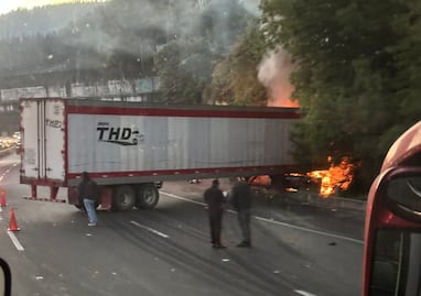 Tráiler se incendia tras brutal choque y causa TRÁFICO INTENSO en la autopista México-Toluca