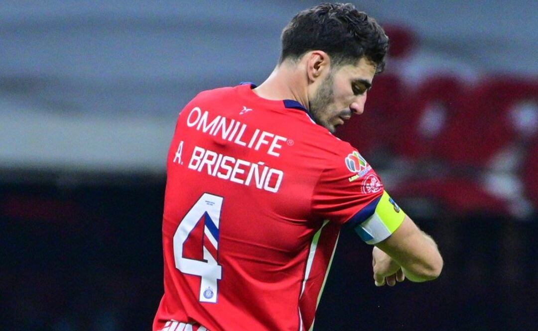 ¡El “Pollo” Briseño la rompe con todo! Está en el Top 3 de defensas a nivel mundial