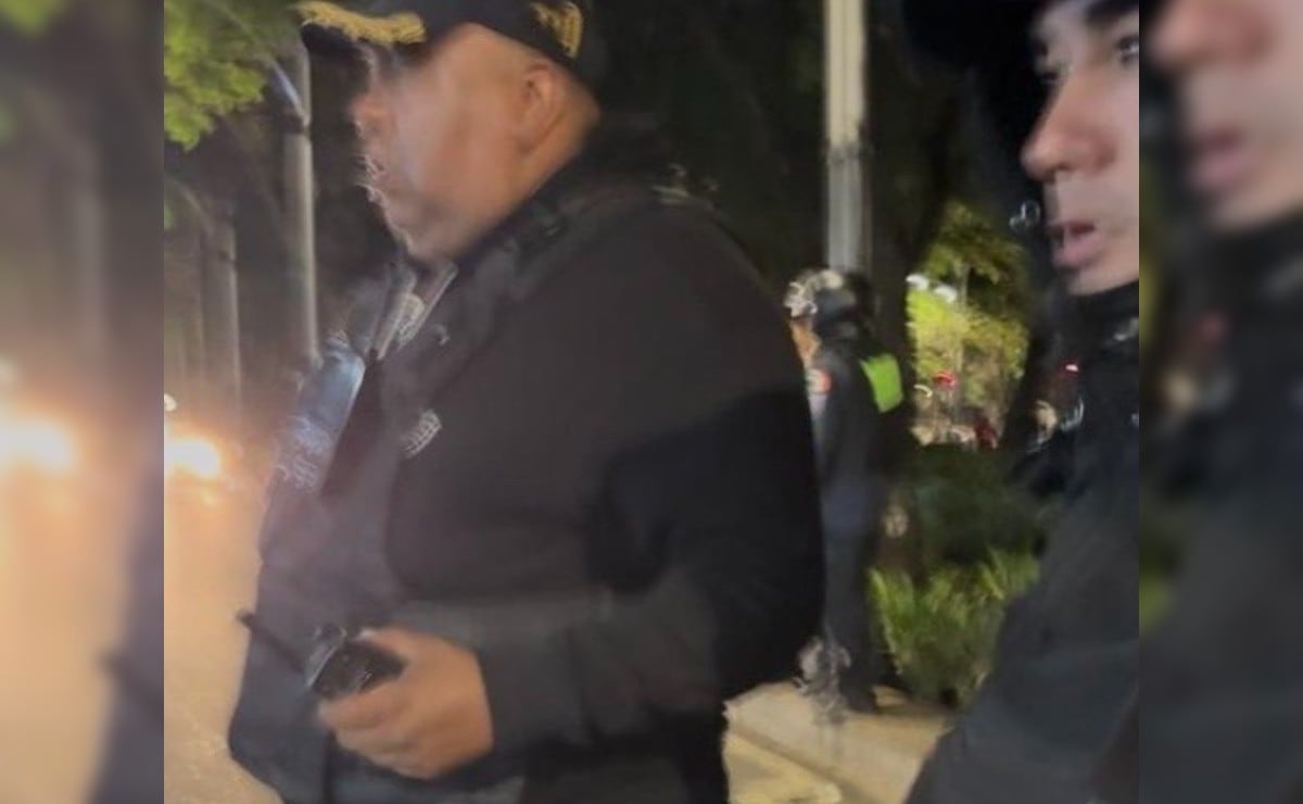 VIDEO: Policías golpean a reportero que grababa como le pegaban a una aficionada en Reforma