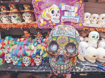 Calaveras de alfeñique: La tradición que llena de colores los altares de Día Muertos