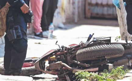 Carnicero derrama la moronga en el asfalto tras accidente en moto, ¿y el casco? 