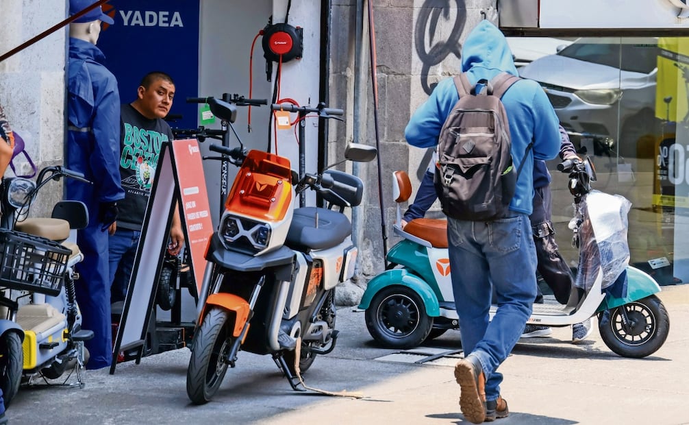 Aspectos de la venta y uso de motocicletas eléctricas y scooters en el Centro Histórico. Foto: Karla Guerrero/ EL GRÁFICO