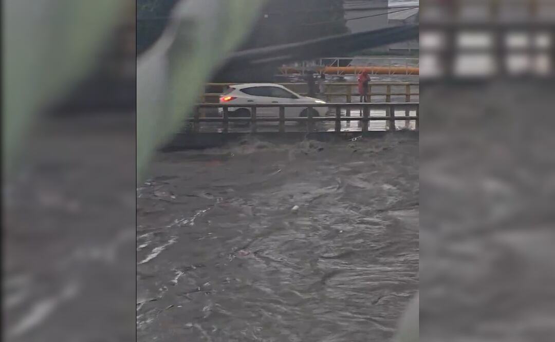 Río de los Remedios se desborda y cierran circulación en Naucalpan, Edomex