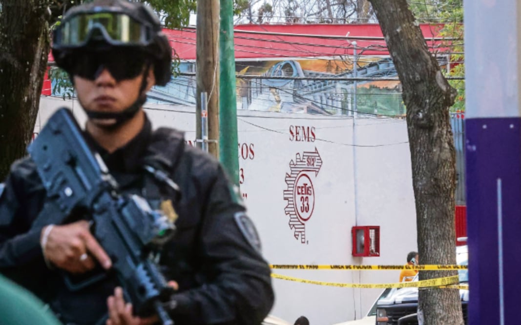 ¡No alcanzaron a salvarlo! Ejecutan a joven cerca del CETIS 33 en Azcapotzalco (Foto: Luis Camacho)