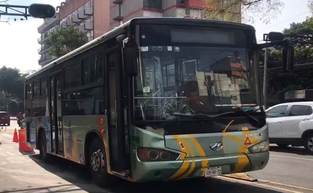 Martes de terror en CDMX, mujer muere atropellada por autobús de transporte público