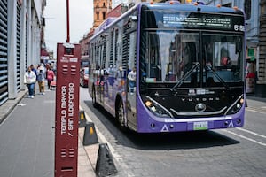 Centrobús enfrenta problemas en CDMX: Retrasos, ambulantes y usuarios que prefieren el Metrobús