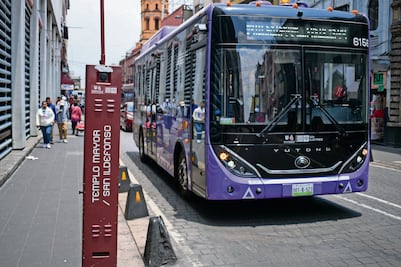 Centrobús enfrenta problemas en CDMX: Retrasos, ambulantes y usuarios que prefieren el Metrobús