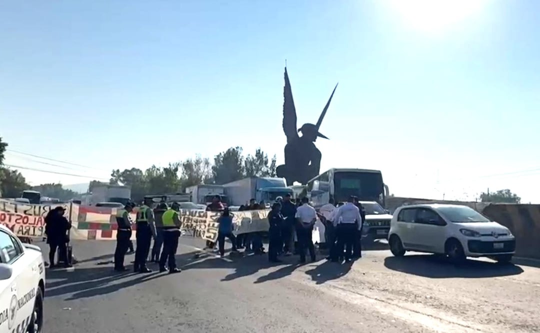 Foto: Especiales (Violento desalojo en la México-Pachuca: Trabajadores retiran a golpes a manifestantes de Ecatepec)