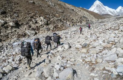Curiosidades del Monte Everest: ¿por qué hay tráfico humano en la cima?