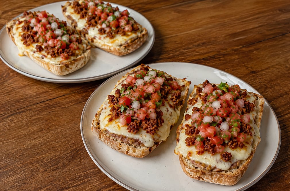 Receta de molletes caseros: ¡Quedan más ricos que los de restaurante! (Foto: Creada con IA)