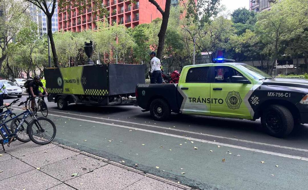 “Limpian” banqueta de motocicletas de Reforma Cuarzo, en CDMX