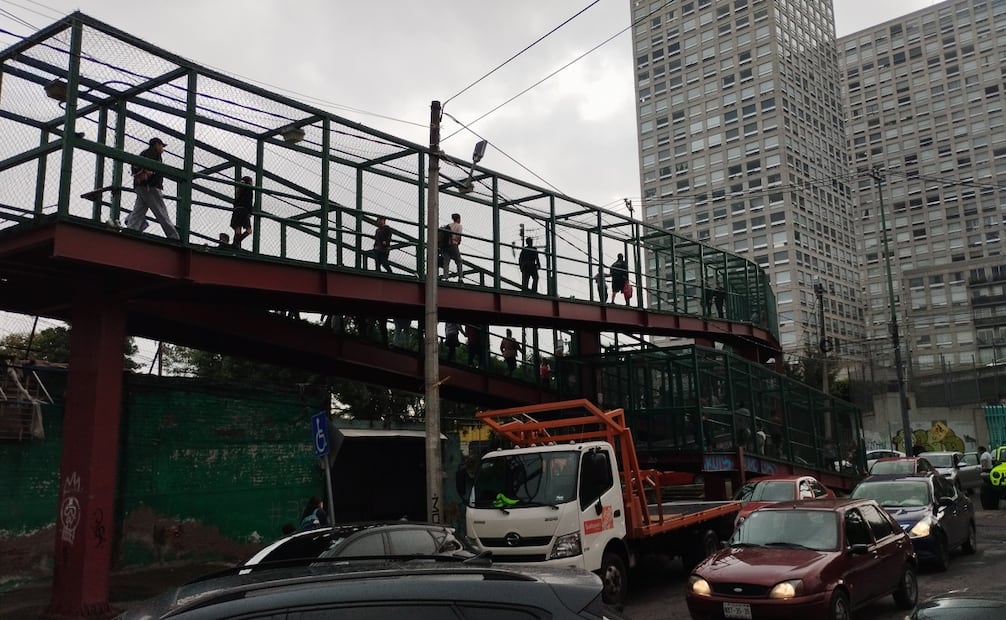 Un puente peatonal une a las colonias Ampliación del Gas y la colonia Tlatilco, que a la vez se usa como ciclovía. Foto: Pablo Jiménez