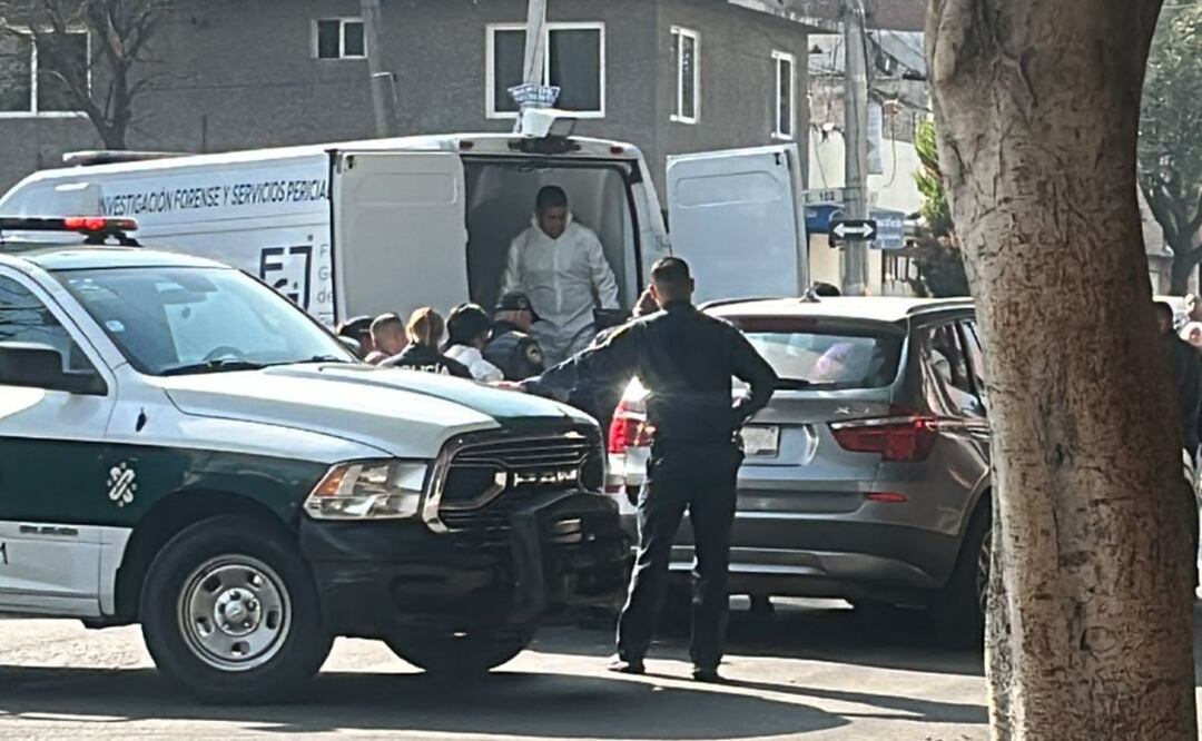 A bordo de su camioneta BMW, un hombre es ejecutado con más de 30 balazos en Iztacalco