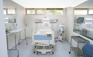 Consultas medicas privadas aumentan sus precios por el declive del sistema de salud pública 