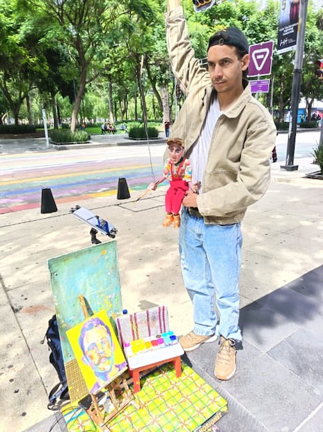 ¿Una marioneta que pinta retratos? Una historia que conquista las calles del Centro de la CDMX (Foto: Luis Alcántar)