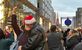 Washington D.C. rompe récord Guinness con más de mil parejas besándose