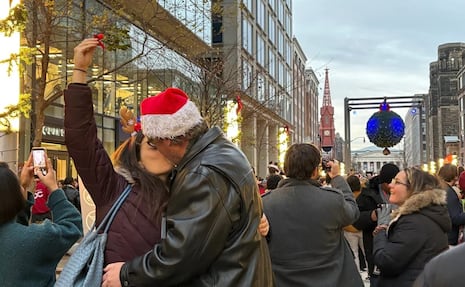 Washington D.C. rompe récord Guinness con más de mil parejas besándose