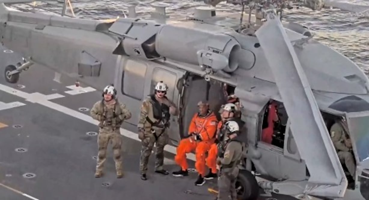 Foto: AP (Artemis II: A salvo los cuatro astronautas tras regresar de la Luna)