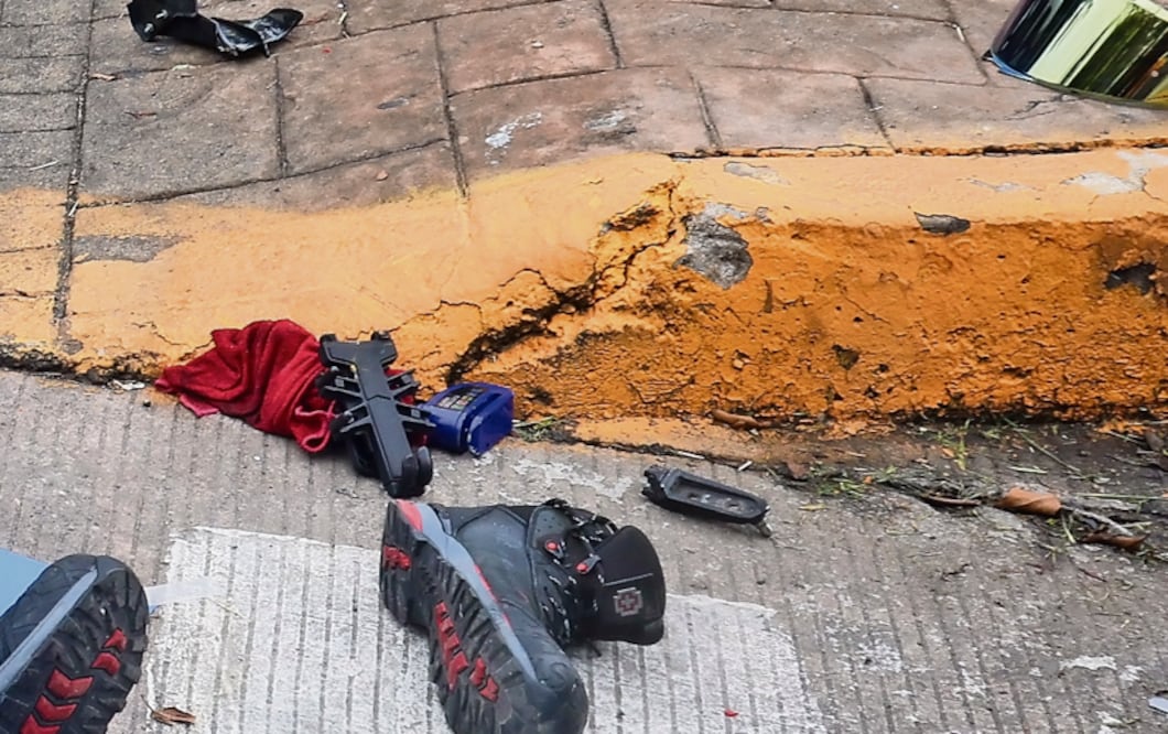 Chofer da vuelta prohibida y manda a motociclista directo a la muerte, en Tlalnepantla (Foto: Luis Camacho)