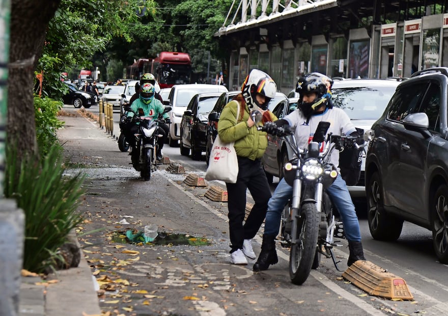 10 de octubre de 2026, Ciudad de México.
Confinadores tirados, bolardos rotos, invasión de motociclistas, baches y grietas son lo que se pudo apreciar en la ciclovia de insurgentes sur en el tramo que va de Chilpancingo al metrobus La piedad en un recorrido realizado por este diario.
FOTO: CARLOS MEJIA/ EL GRÁFICO