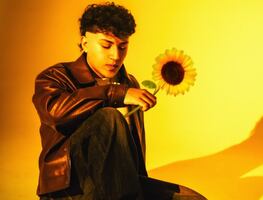 Del barrio de Neza a las plataformas globales: Razeth El Bellako Fino estrena su álbum debut con Warner