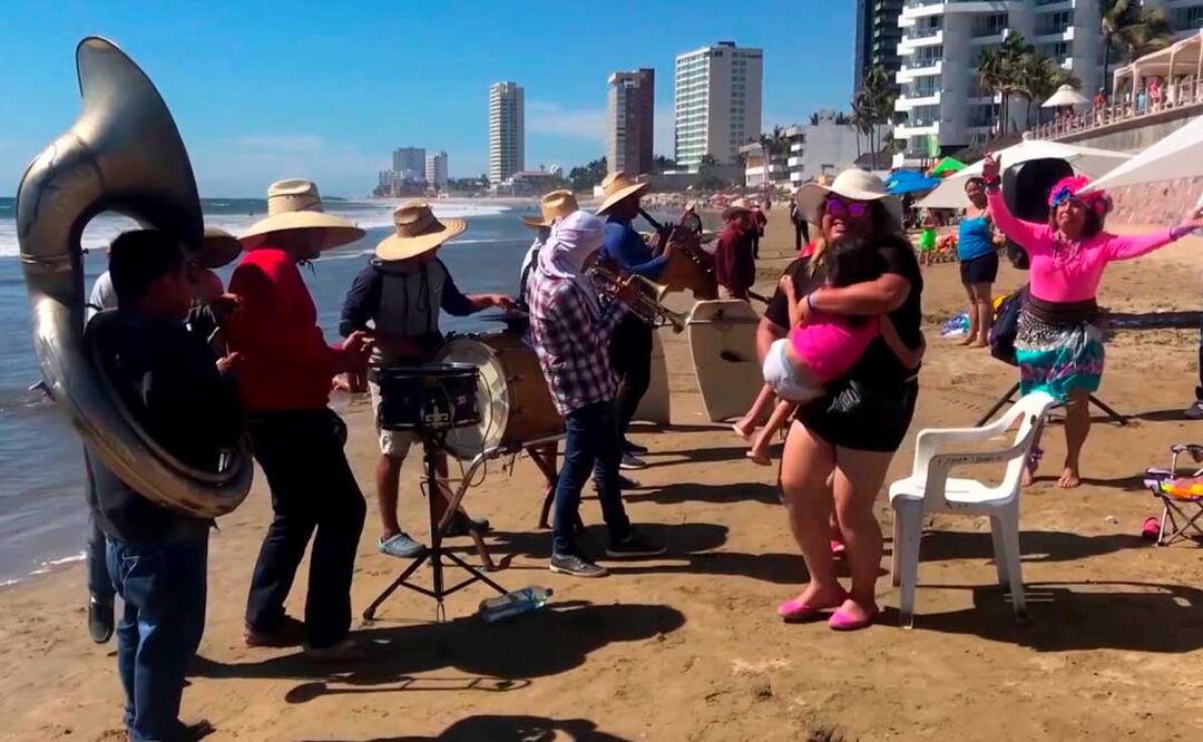 La música de banda es parte del paisaje en las playas de Mazatlán