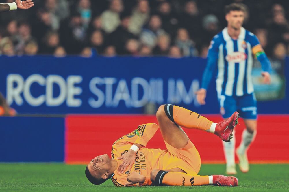 Mbappé se queja de una fuerte patada, contra el Espanyol. FOTO: EFE