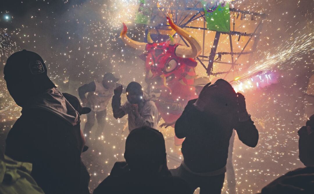 Entre chifladores y carreras: así se vive la quema de toritos en Tultepec
Imagen: Luis Camacho