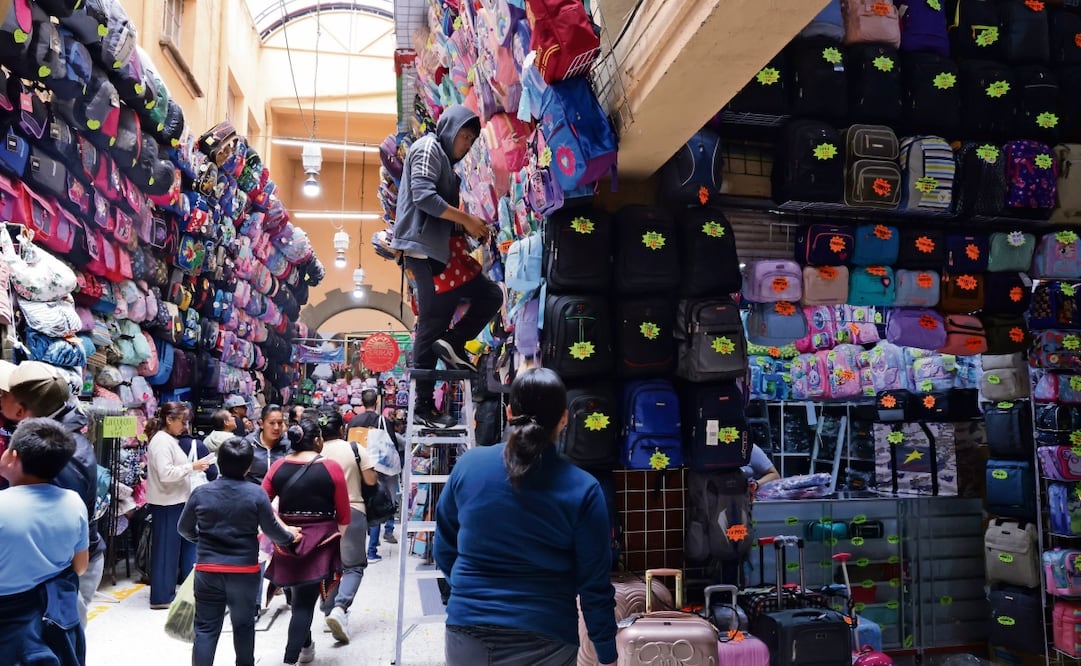 Venta de mochilas escolares por el regreso a clases en la zona del mercado Abelardo Rodríguez, en la alcaldía Cuauhtémoc. Foto: Fernanda Rojas / EL GRÁFICO