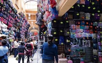 Productos chinos ganan terreno en la venta de mochilas y loncheras en el centro de la CDMX