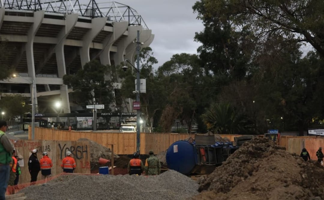 ¡Peligro en el Estadio Azteca! Se volcó una pipa con 31 mil litros de gasolina. Foto: (Francisco Rodríguez. El Gráfico)