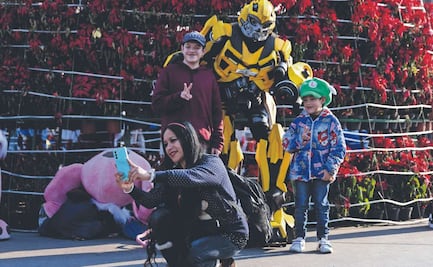 Superhéroes, árboles gigantes y magia navideña despiden el Festival de Luces en el Zócalo