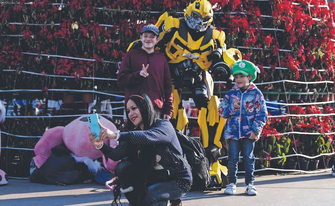 Superhéroes, árboles gigantes y magia navideña despiden el Festival de Luces en el Zócalo. Foto: (Diego Simón. El Gráfico)