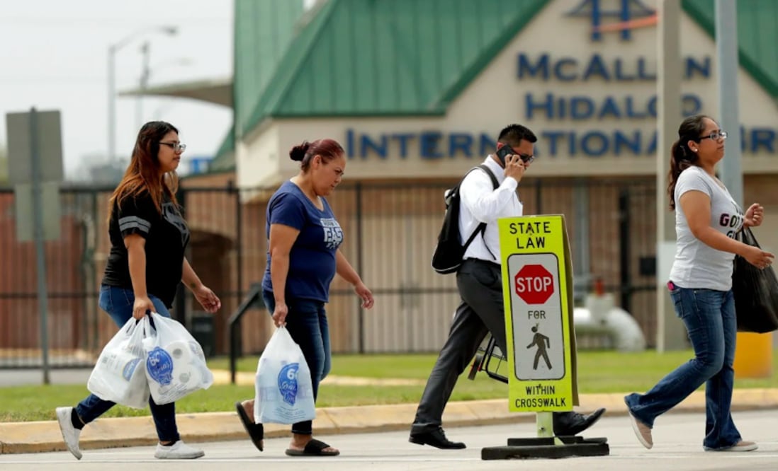 Mexicanos regresan a Reynosa de hacer compras en McAllen. Foto: AP