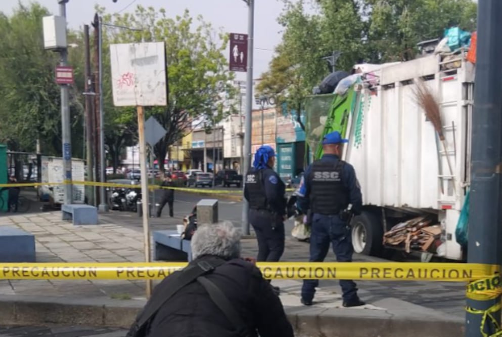 Macabro hallazgo en la Doctores: Encuentran cuerpo entre cabina y caja de camión de basura (Foto: Especial)