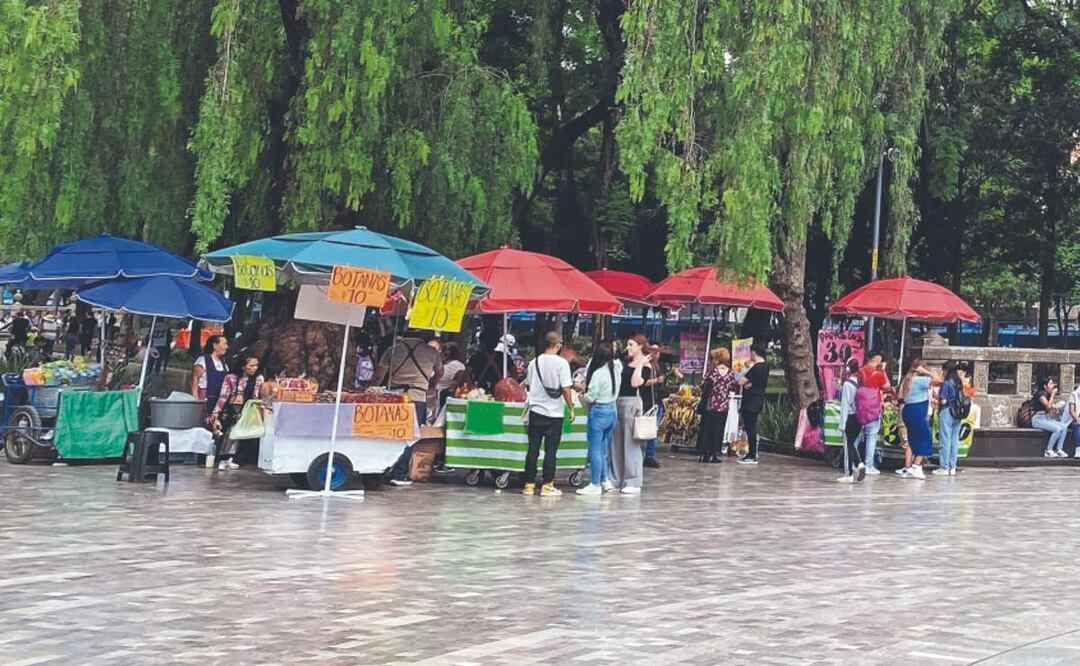 Vallas en la Alameda Central le hacen los mandados a los ambulantes, pero ya hay quejas