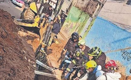 Mueren trabajadores al quedar enterrados dentro de una fosa en la Magdalena Contreras