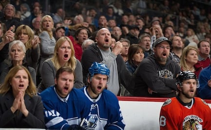 Aficionados en Toronto abuchean himno de Estados Unidos en protesta contra los aranceles de Trump