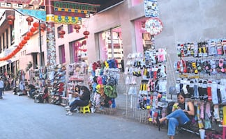 “Está bien pelado pasar”: Ambulantes saturan el Barrio Chino e invaden las calles