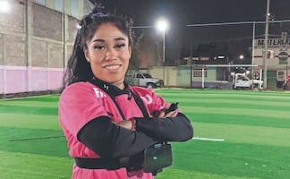 "Banana", la árbitra que usa su celular como VAR para protegerse del machismo en la cancha