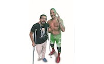 Gerardo Juárez presta su voz para presentar a las estrellas de la lucha libre, busca seguir adelante