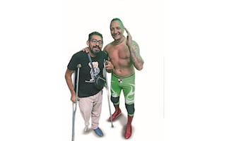 Gerardo Juárez presta su voz para presentar a las estrellas de la lucha libre, busca seguir adelante