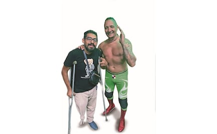 Gerardo Juárez presta su voz para presentar a las estrellas de la lucha libre, busca seguir adelante