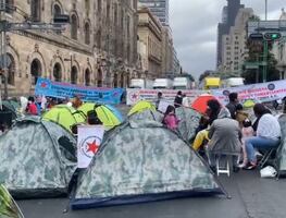 Artesanos bloquean el Eje Central; piden regresar a vender en Reforma