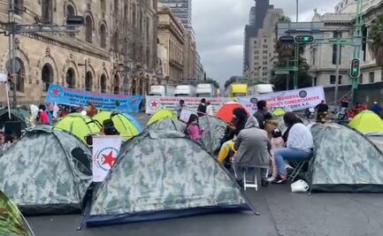 Artesanos bloquean el Eje Central; piden regresar a vender en Reforma