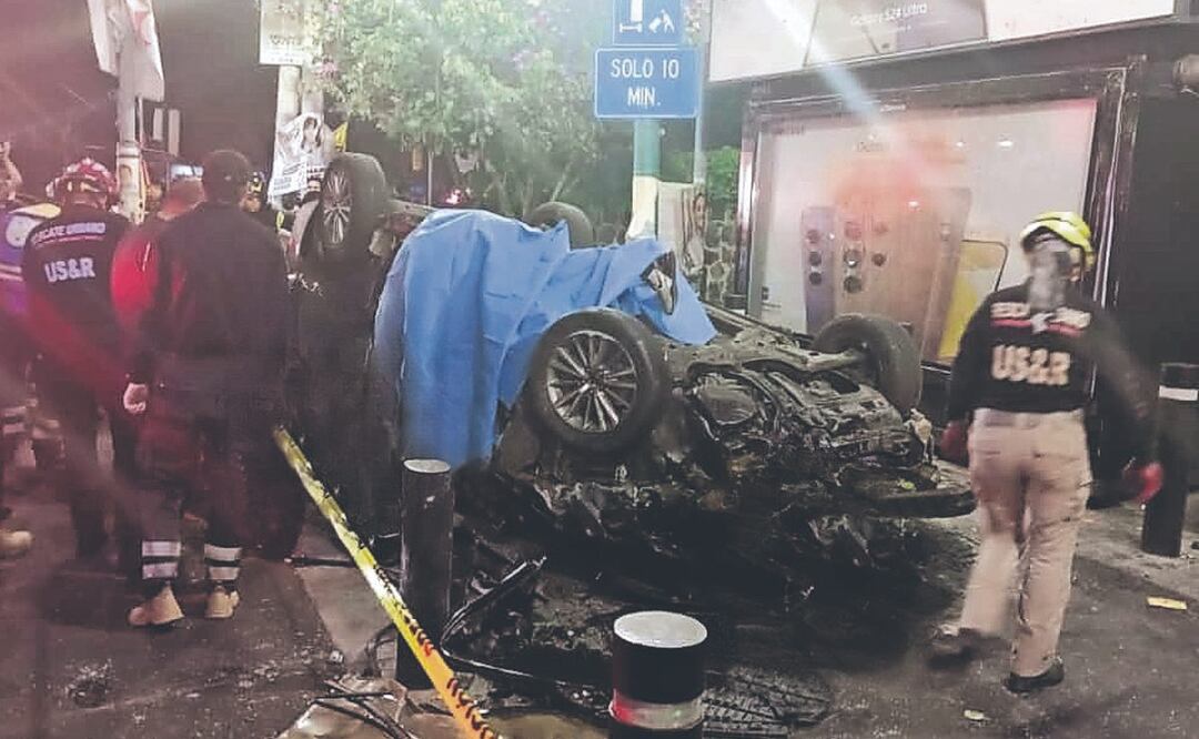 Mujer pierde el control, vuelca y su acompañante muere prensado en Miguel Ángel de Quevedo