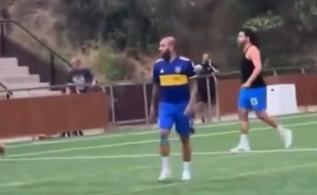 Dani Alves es captado jugando con la de Boca Juniors en Barcelona