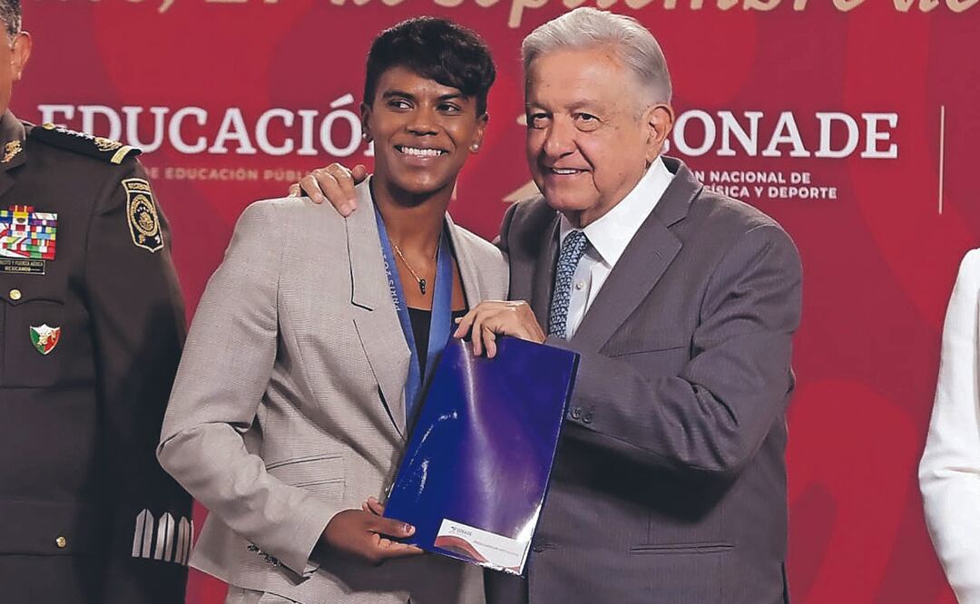 Entregan premios para los medallistas olímpicos, AMLO encabeza la ceremonia