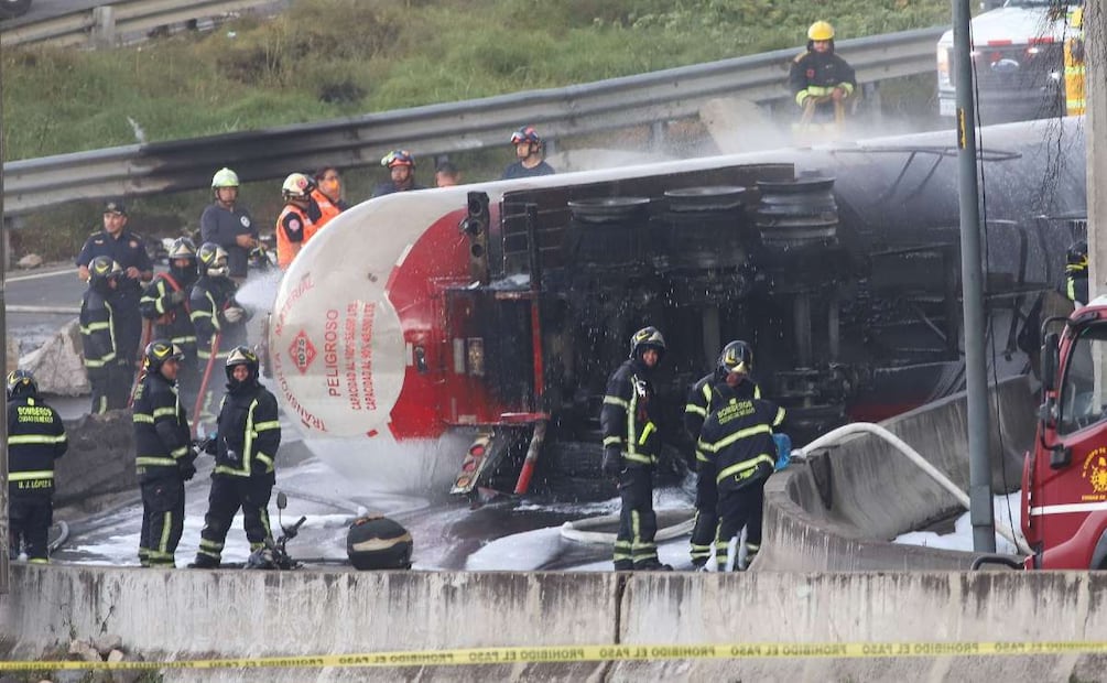 Foto: Cuartoscuro (Pipa despues de incendio, en Puente de La Concordia en Iztapalapa)